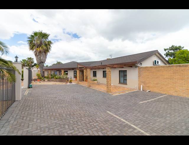 7 BEDROOM GUEST HOUSE FOR SALE IN PLATTEKLOOF